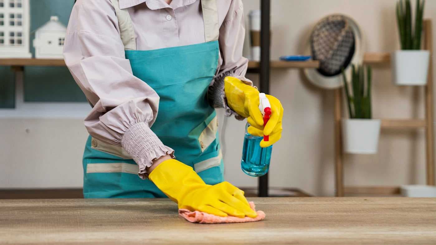 DOORO partner cleaning a kitchen counter